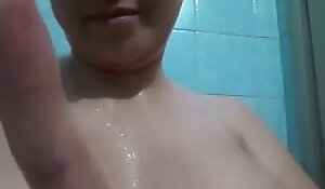 Novinha mostrando os peitos no banho