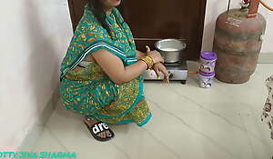 Sex With Desi Bhabhi Wearing A Green Saree In Be transferred to Kitchen