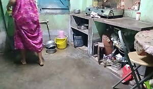 Indian bengali maid kitchen pe kam kar rahi thi moka miltahi maid ko jabardasti choda malik na.