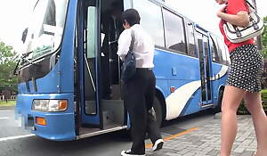 A Married Woman's Breasts Stick to a Student's Body on a Breathing Bus! The Wife's Sexual Target Is Ignited by the Cock
