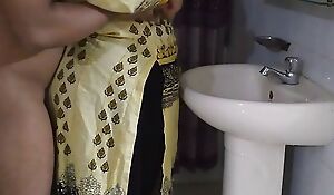Sexy Pakistani Desi Girl Ayesha Bhabhi Fucked By Her Whilom before Boyfriend - While Washing Hands In Washroom