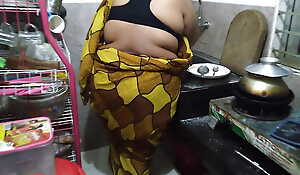 Kitchen Me Saree Pahana Desi Hot Aunty Ki Chudai - (55 Year Old Tamil Aunty Fucks Near Rub-down the Kitchen)