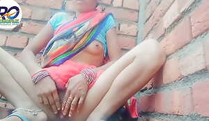 Desi village New bhabhi saree dissemble finger kane abb EK ladka ne dekha (2)