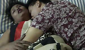 A horny housewife made a session with her mature husband, See what happened. Full Hinidi Audio