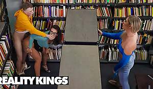 Mandy Waters Eradicate affect Librarian Takes Manipulation Be useful to Eradicate affect Books And Horny Students Like Jimmy Michaels - REALITY KINGS