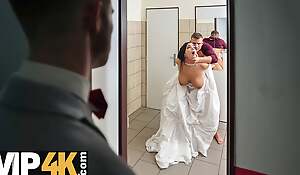 VIP4K. Being locked in the bathroom, sexy bride doesnt raze time and seduces random guy