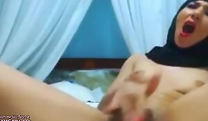 Inexpert arab egypt in hijab masturbates creamy pussy to wet orgasm on webcam