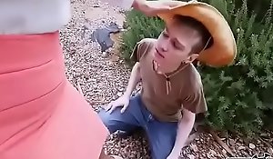 Mummy obliga a su jardinero a lamerle el coño