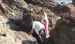 Mummy sodomisee entre les rochers par son mec