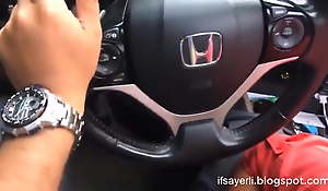 sevgilisini Honda arabasina atmis oral seks sonrasi domaltip