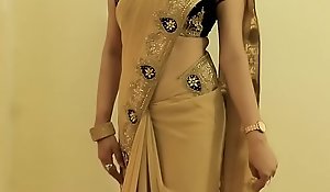 HOT GIRL SAREE WEARING and Showing her Omphalos and BACK