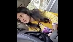 दोस्त की बहन को पटाकर कार में ही चोद दिया - हिंदी