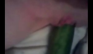 Argentina masturbando com pepino grande   colandose un pepino y se filma