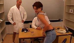 Tina bei der vorsorge untersuchung bei Dr. Hermann