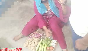 Vegetable bech rahi bhabhi ko patakar choda in clear hindi voice xxx indian desi bhabhi vegetables public relations