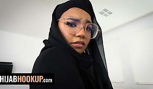 Hijab Hookup - Sexy Muslim Teen Hither Hijab Twerks Will not hear of Huge Concerning Booty For Lucky Scantling POV Style