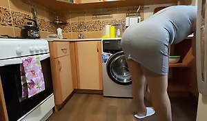 I mot a big and mature ass in the kitchen absent anal